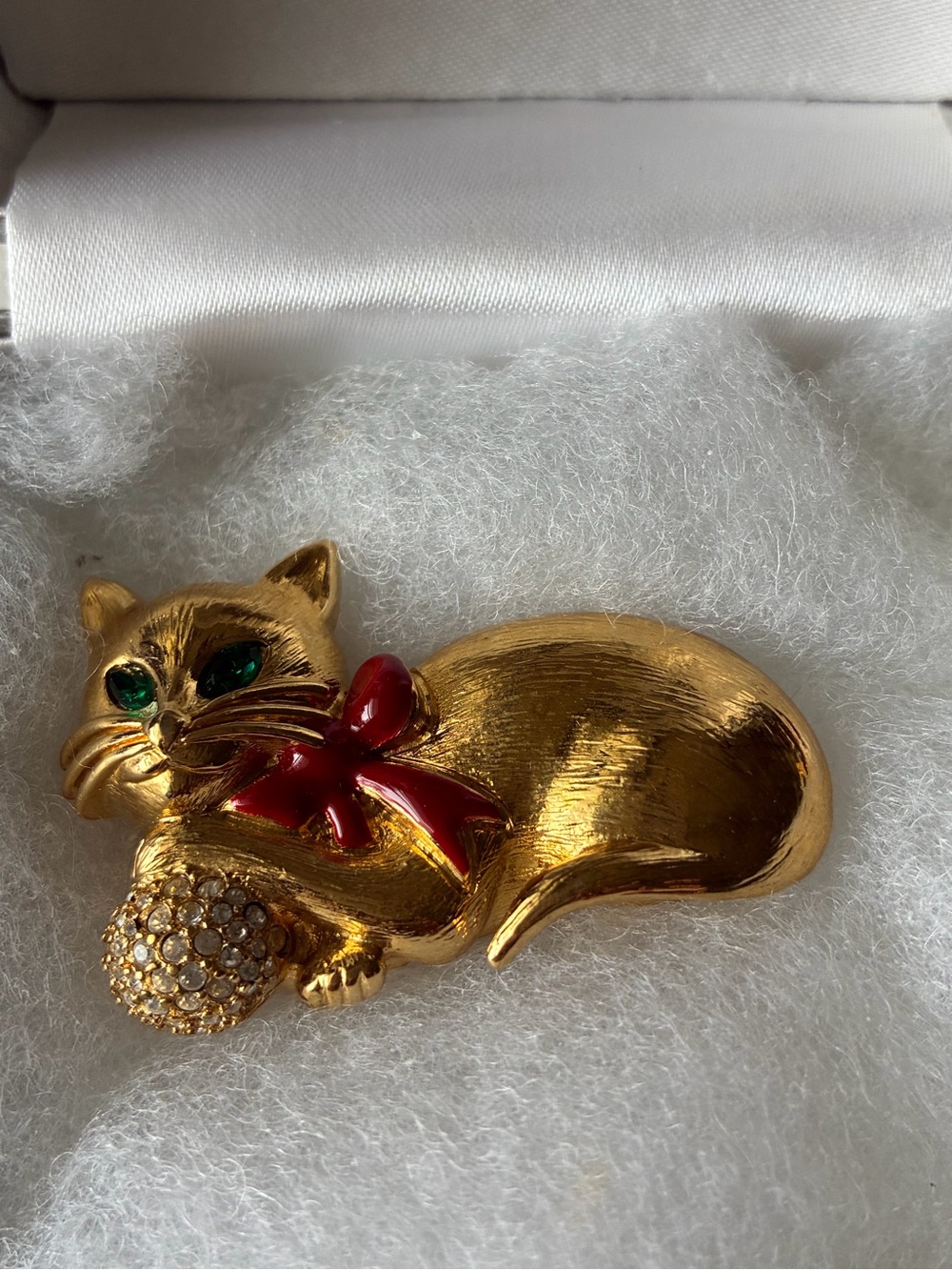 Napier Cat Brooch Gold Tone Green Rhinestone Eyes Red Bow Ball of Yarn Box